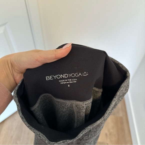 Beyond Yoga Classic Spacedye 7/8 Leggings Cropped Gray
Size Small Women’s - Picture 7 of 8